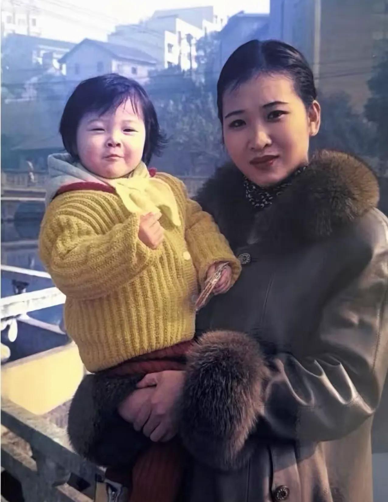 四川出美女这句话我信了！怪不得吴艳妮的颜值那么高，她妈妈和她姐姐都是美女。