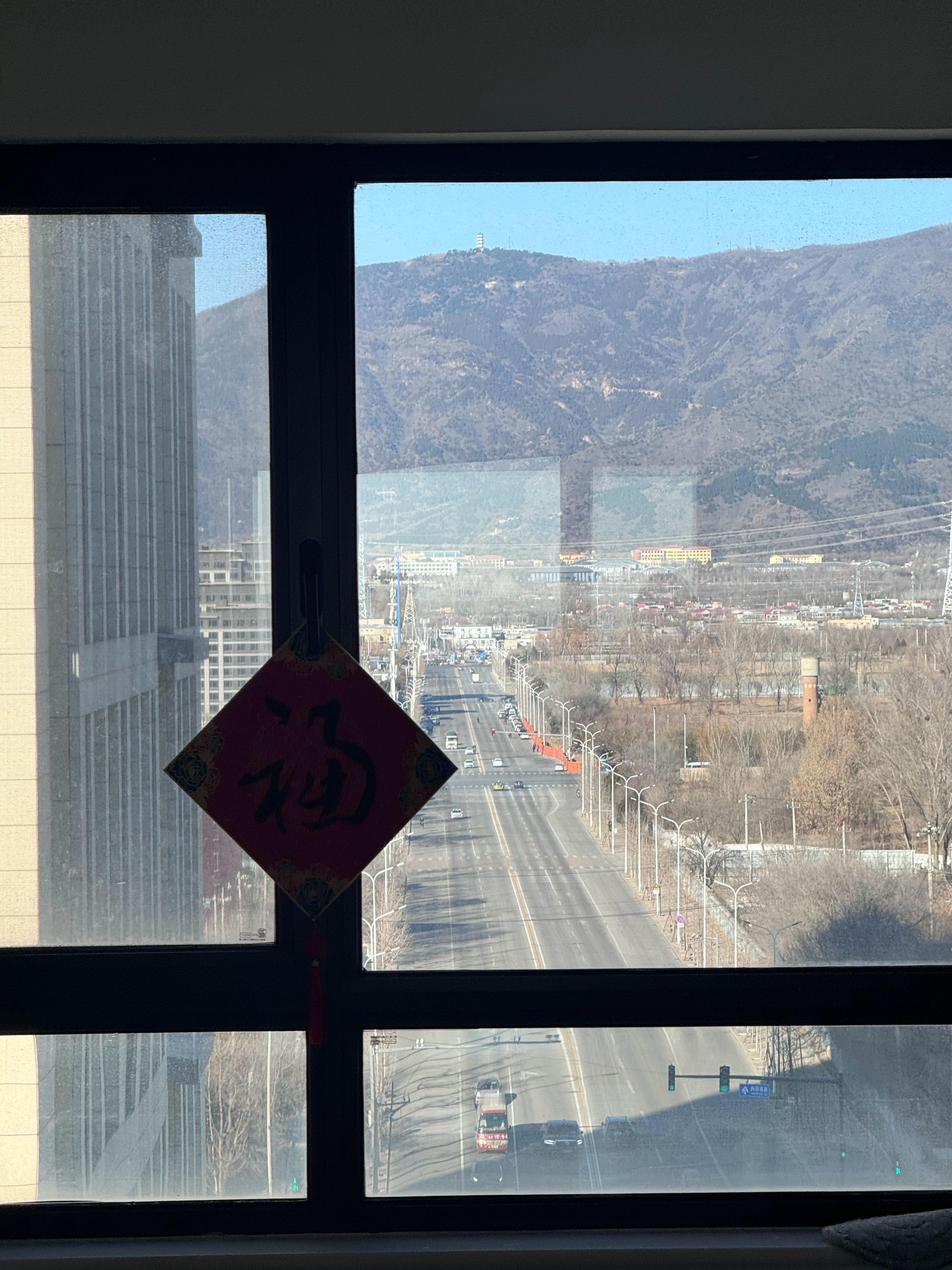 今天陪同事看了两套房子，这套窗景真的很绝啊，但听说有“马路不能对房子”这种说法？