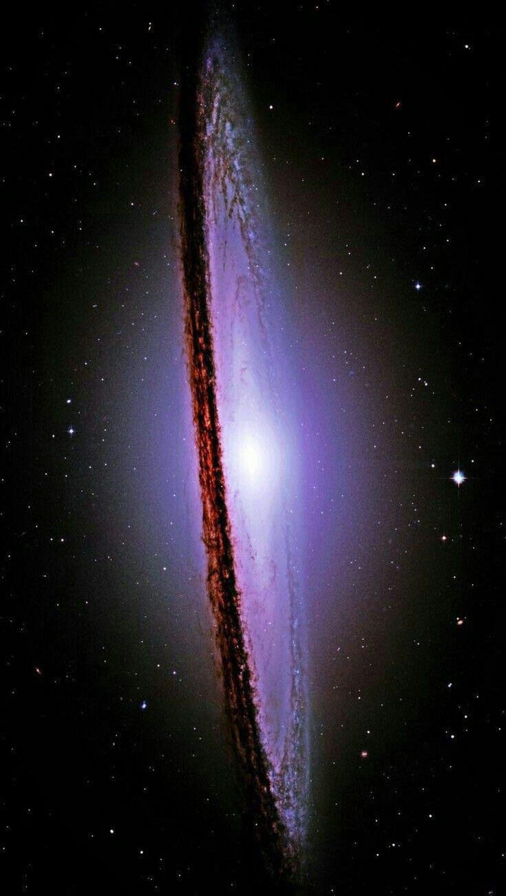 这是哈勃拍摄的三角帽座星系。

M104（墨西哥草帽星系）位于室女座，距离约28