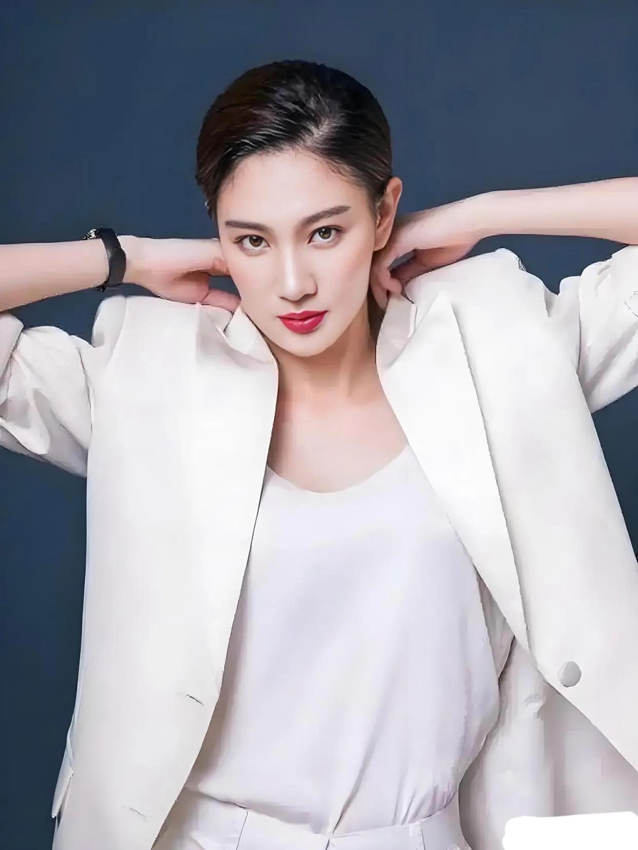 气质女神侯梦莎太美了，颜值瞬间达到巅峰。