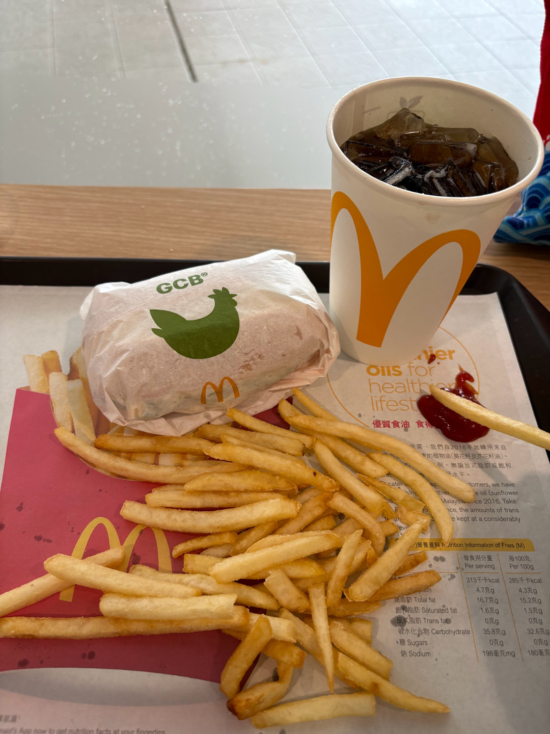 来香港吃麦当劳，全球统一味道[嘻嘻] ​​​