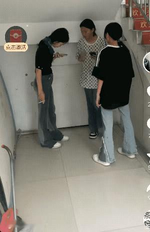 这么点的小女孩，应该还是一些学生，可是身上却沾染了一些恶习，叼着烟卷，流里流气，