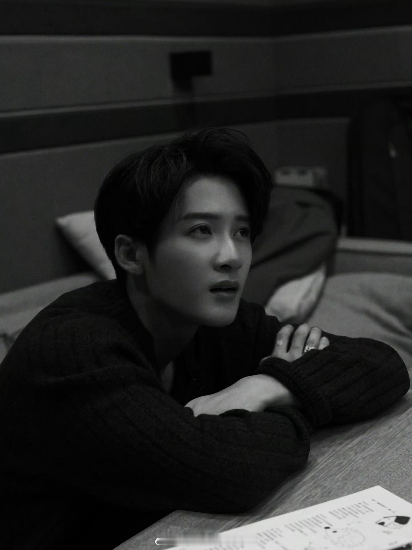 檀健次ins更新，ComingSoon歌词本上有小屋和小刺猬所以320惊喜是不是