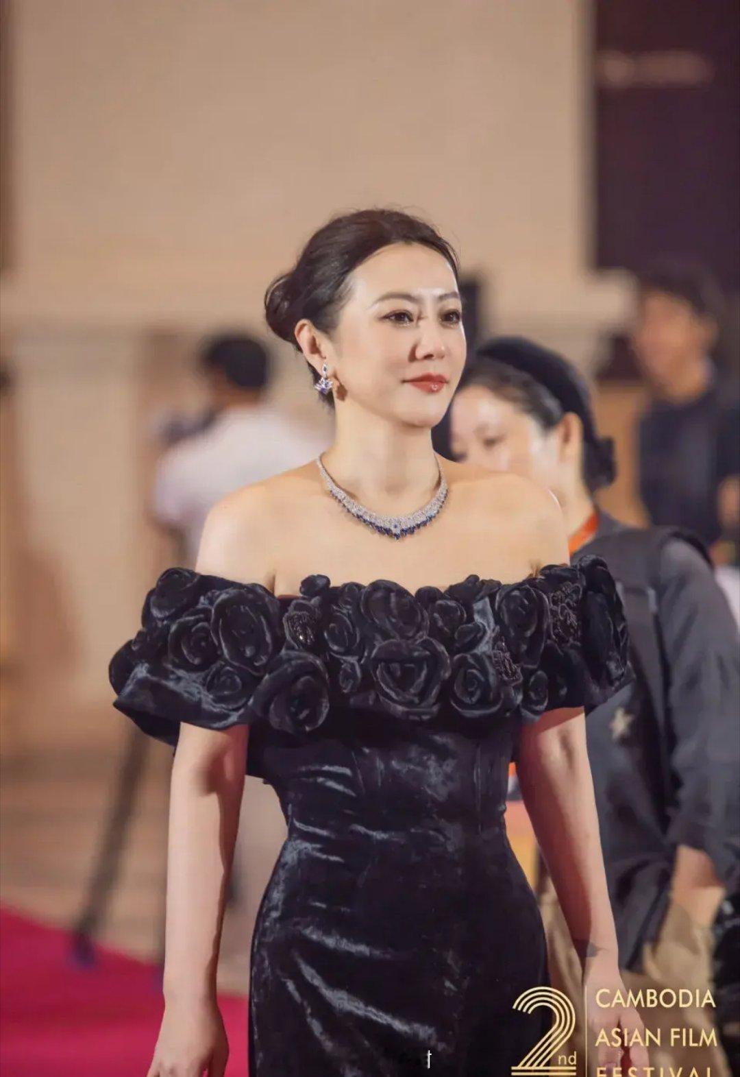 郝蕾回应演员能不能直播带货，​此前在一档表演类综艺上，演员郝蕾认为“演员不应该直