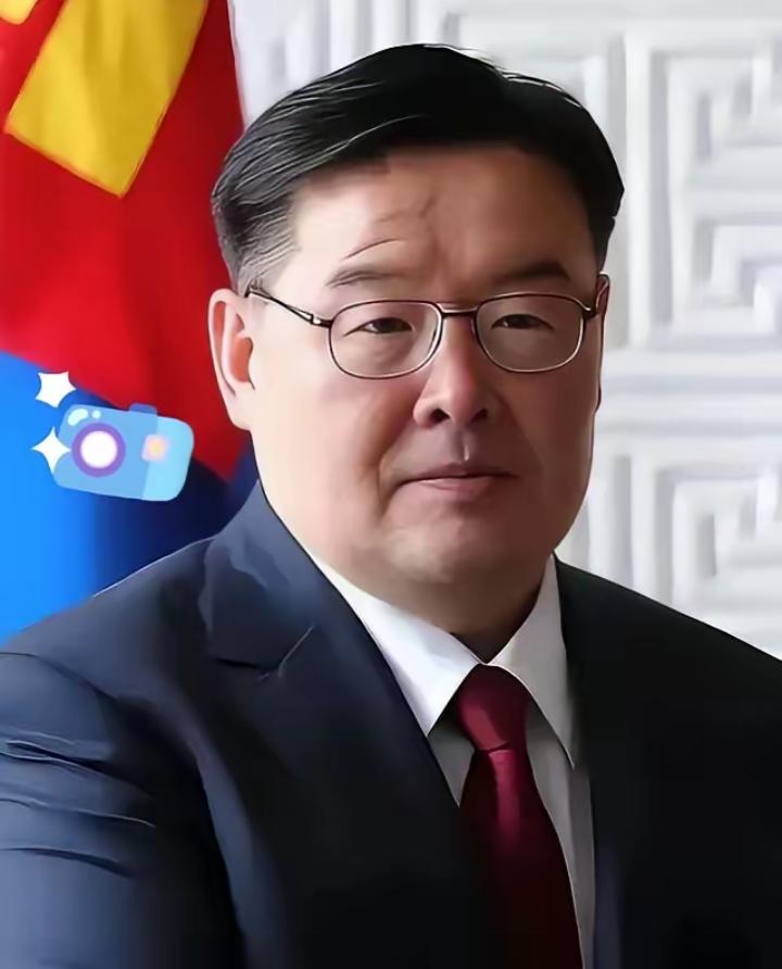 “蒙古国总理赞丹沙塔尔辞职了，说白了就是蒙古国亲华派和亲西方派的斗争开始公开化，
