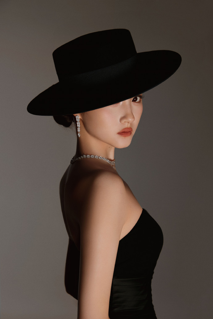 关晓彤黑礼帽抹胸裙造型关晓彤是女爵也是骑士 关晓彤是女爵也是骑士，关晓彤黑礼帽抹