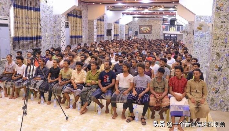 也门当地时间9月13日，也门胡塞武装特赦了首批322名亲沙特政府军士兵，胡塞武装