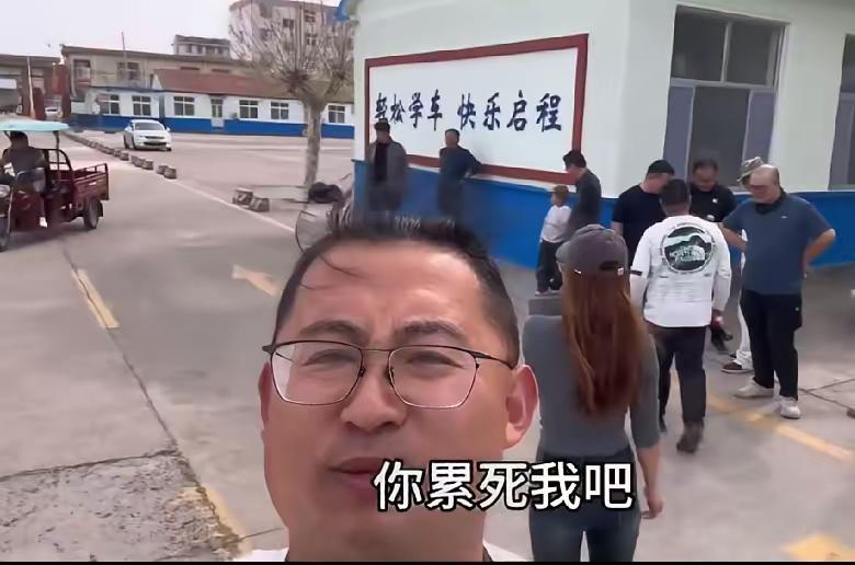张雪机车爆火后的，第一批“受害者”出现了。

​某驾校教练喊话张雪：干脆累死他得