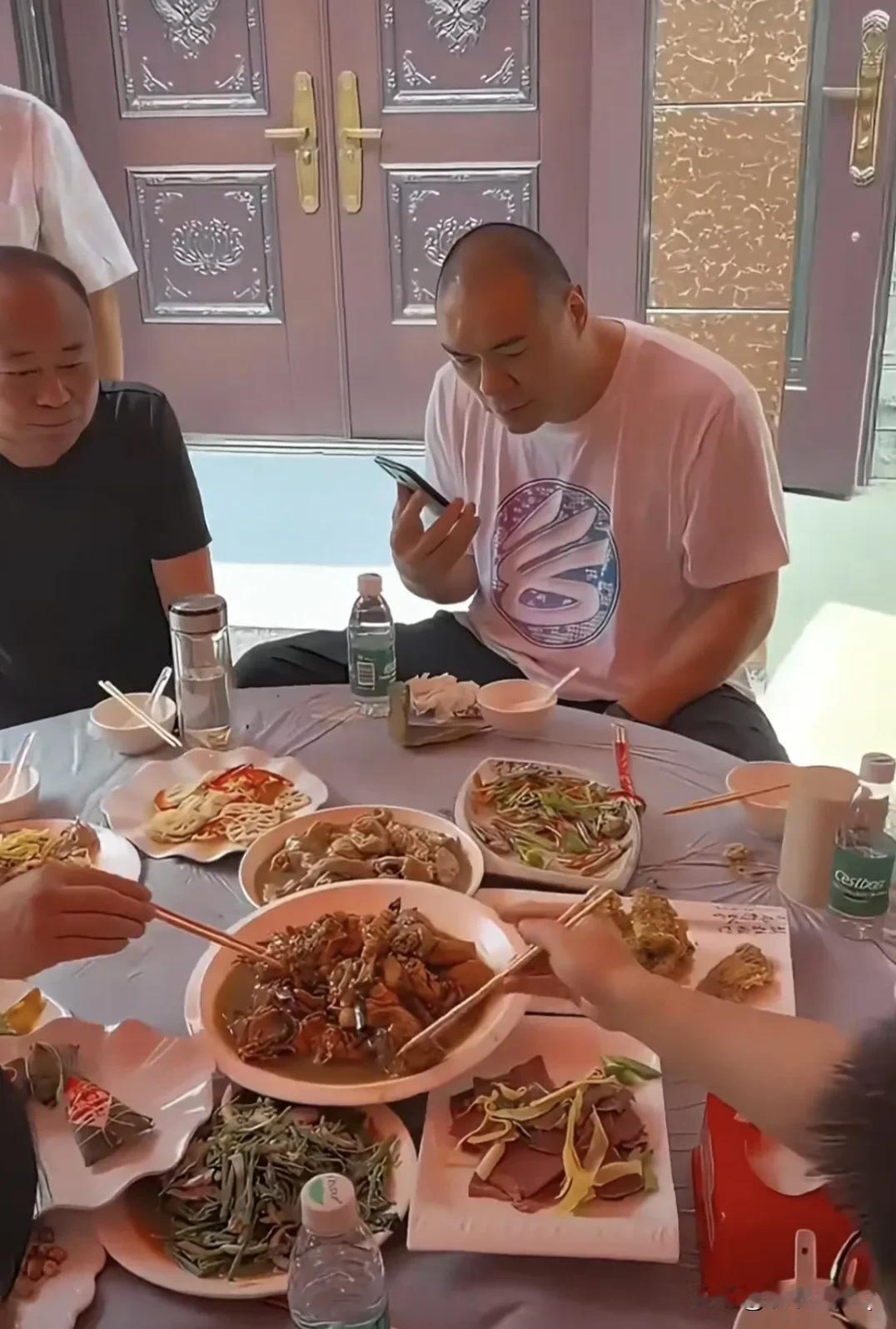 拳王太接地气了！不过这样接地气，可别影响以后的比赛啊！这饭菜热量不像是一个运动员