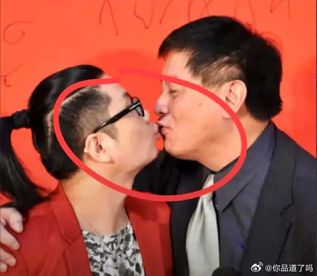 方励他发文称自己不认识于朦胧，还说和程青松亲嘴是抓拍，问题是这嘴撅着像鸭子，让人