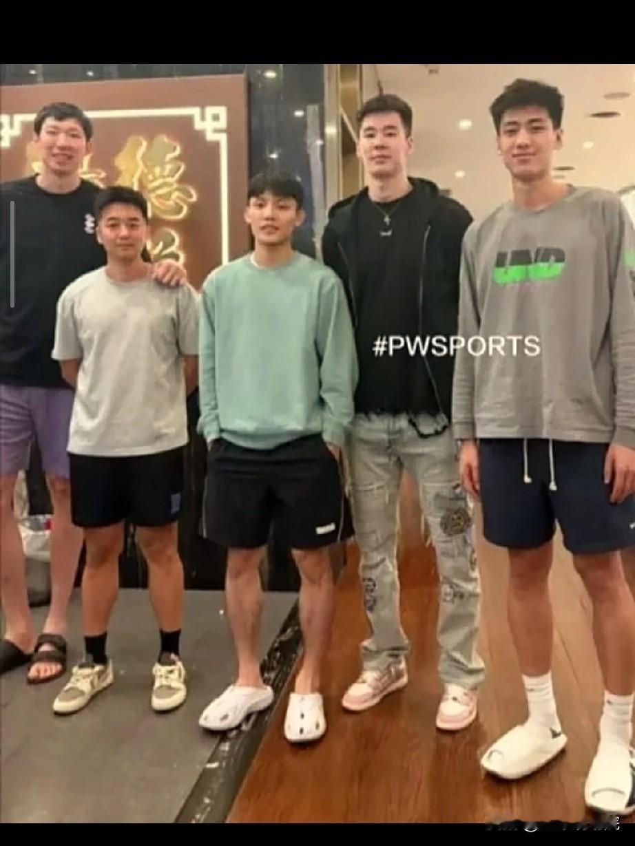就是这几位去美国特训的球员，都很棒。

这几位分别是周琦、郭昊文、徐杰、刘金雨，