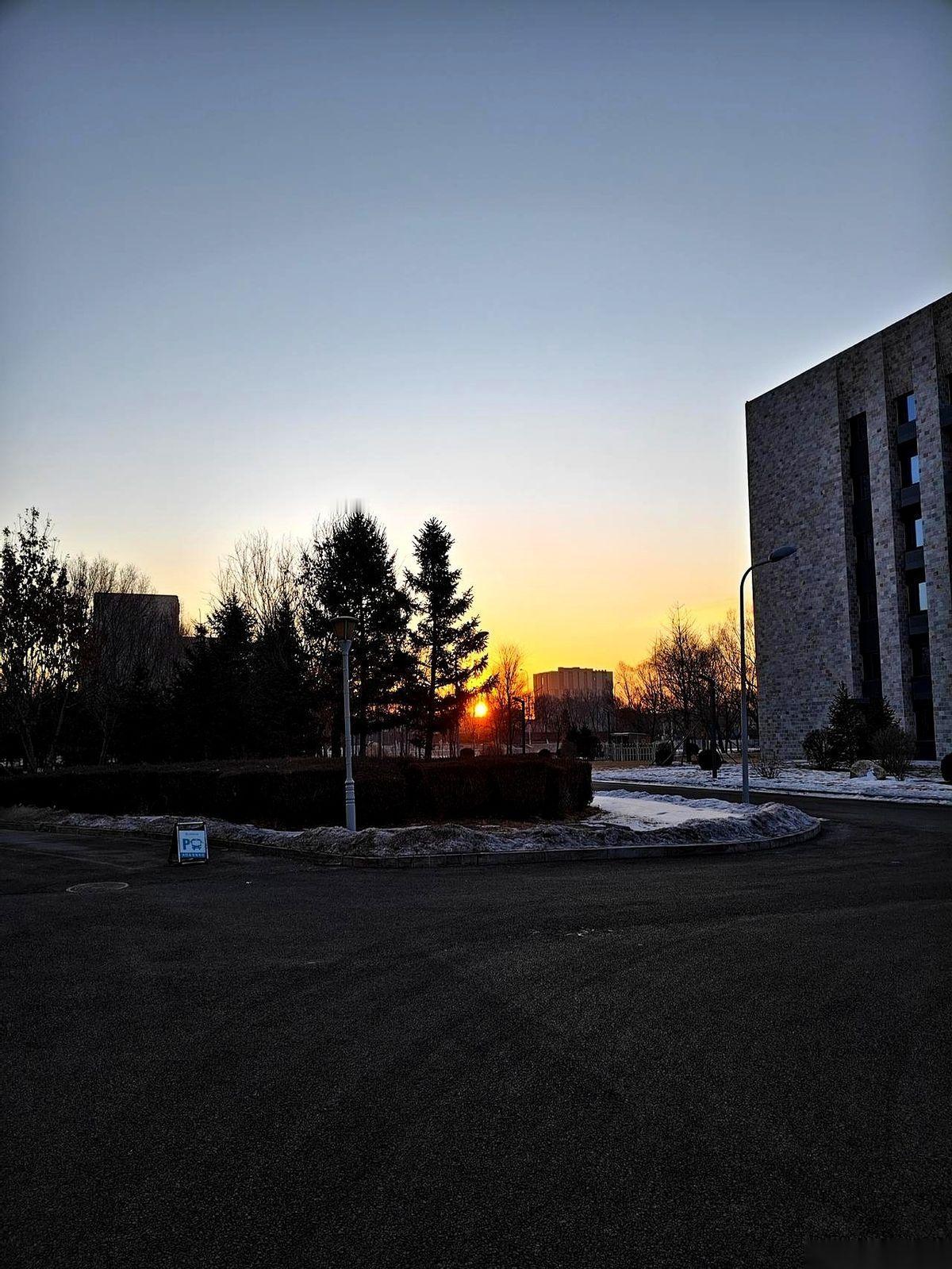 刚把近视镜摘下来，想看看手机，屏幕上的字“轰”一下，全糊了。我赶紧摸索着换上老花