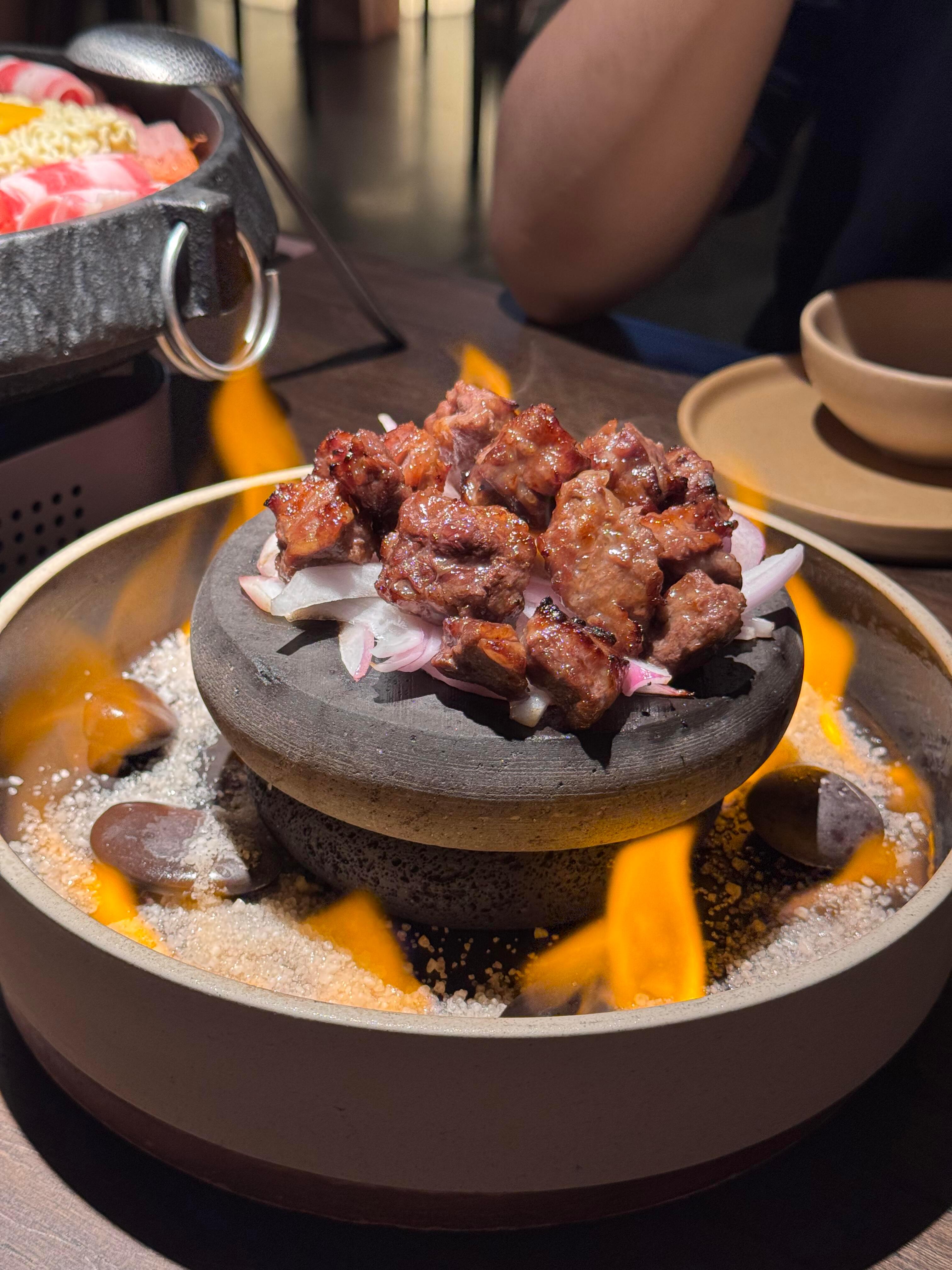 开心时要大饱口福,不开心时也要用食物温暖自己。 