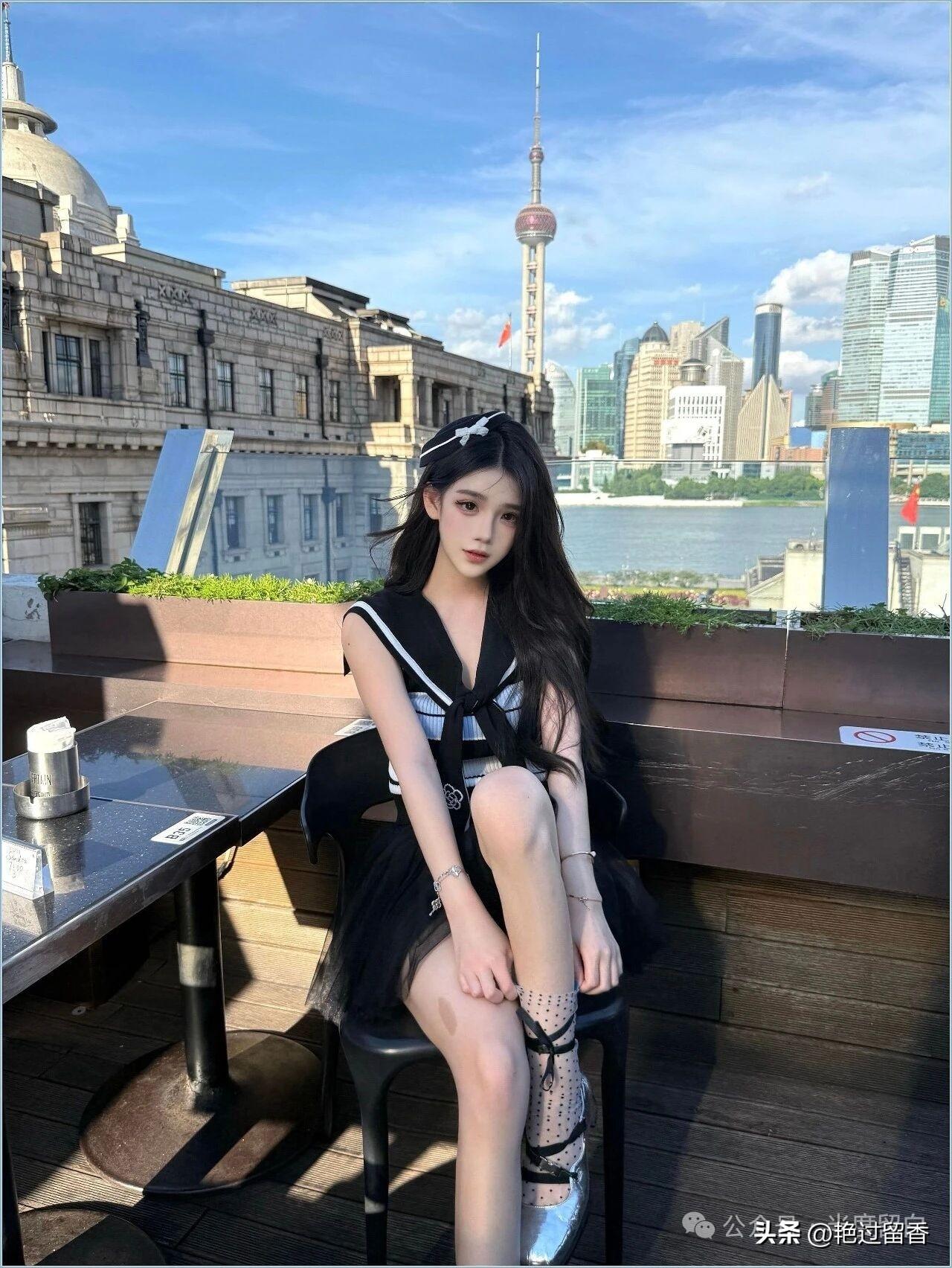 上海外滩的少女，黑白裙摆，东方明珠为背景，复古与现代的碰撞。