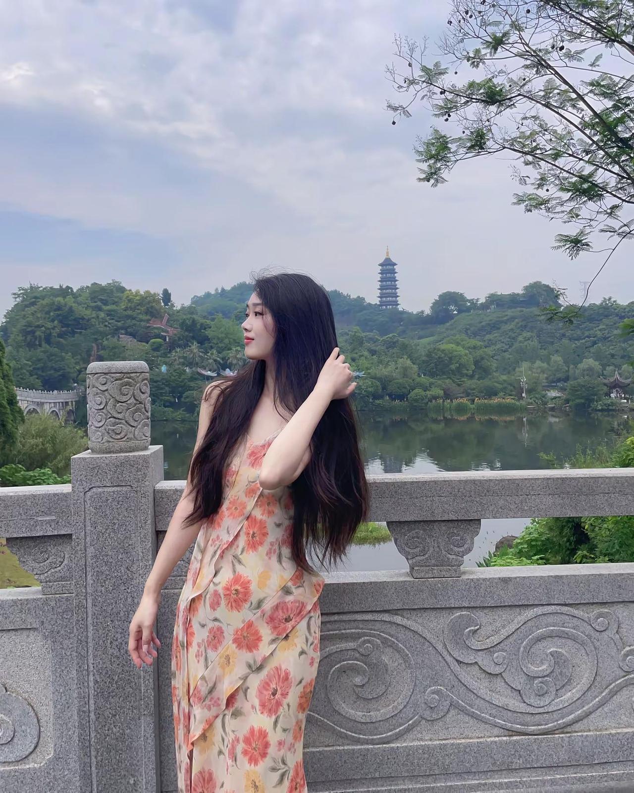 普通的周五下午，38岁的的啃啃，早早穿上了她心爱的碎花裙，踩着风出门。没有什么特