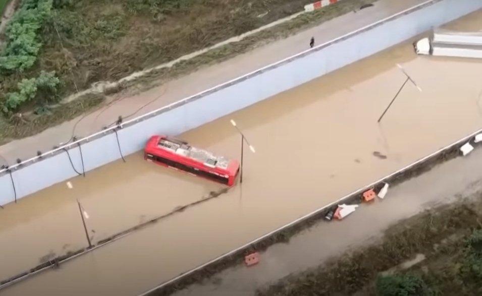 #韩国暴雨艺人捐款救灾#韩国各地遭遇暴雨后，艺人们纷纷捐款，助力救灾。今天，韩国