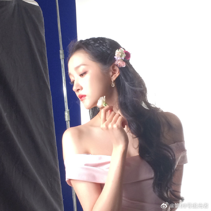 关晓彤花仙子 花与少女，这次妆面淡雅不刻意，整个人明媚又温柔，晓彤皮肤质感怎么能