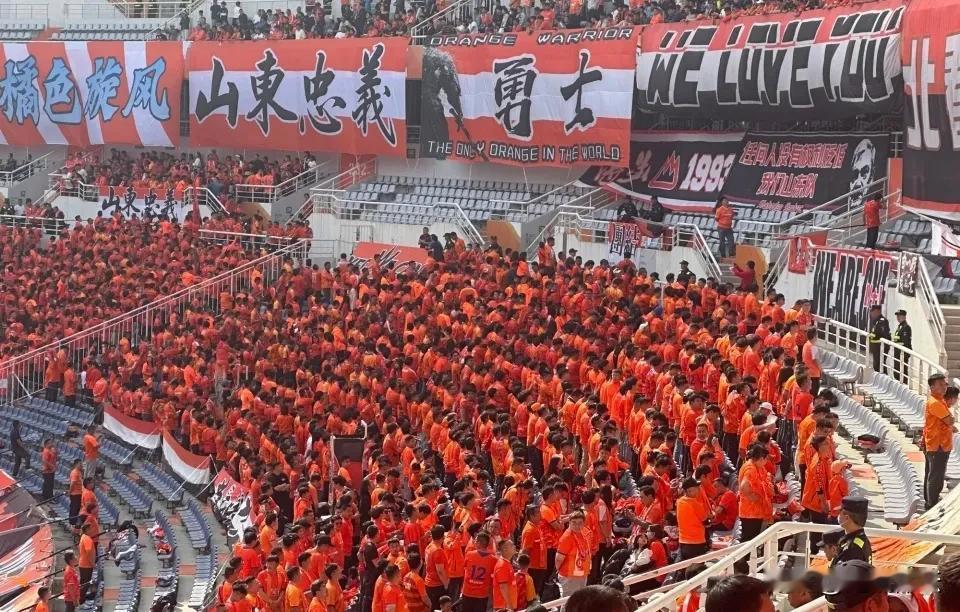 球迷无声抗议，山东泰山知耻而后勇，主场救赎

在今天下午结束的本赛季中超联赛第七