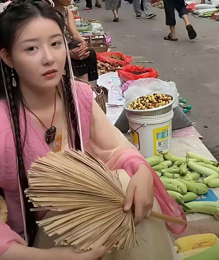 放假了，大家都是从城里回来，有人衣锦还乡，可我还是被爸妈赶去摆地摊卖瓜果。
都是