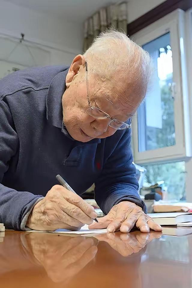 看到这位高僧的话，真的让人心头一颤。“你就高高兴兴的活着，没心没肺的活着，不要脸