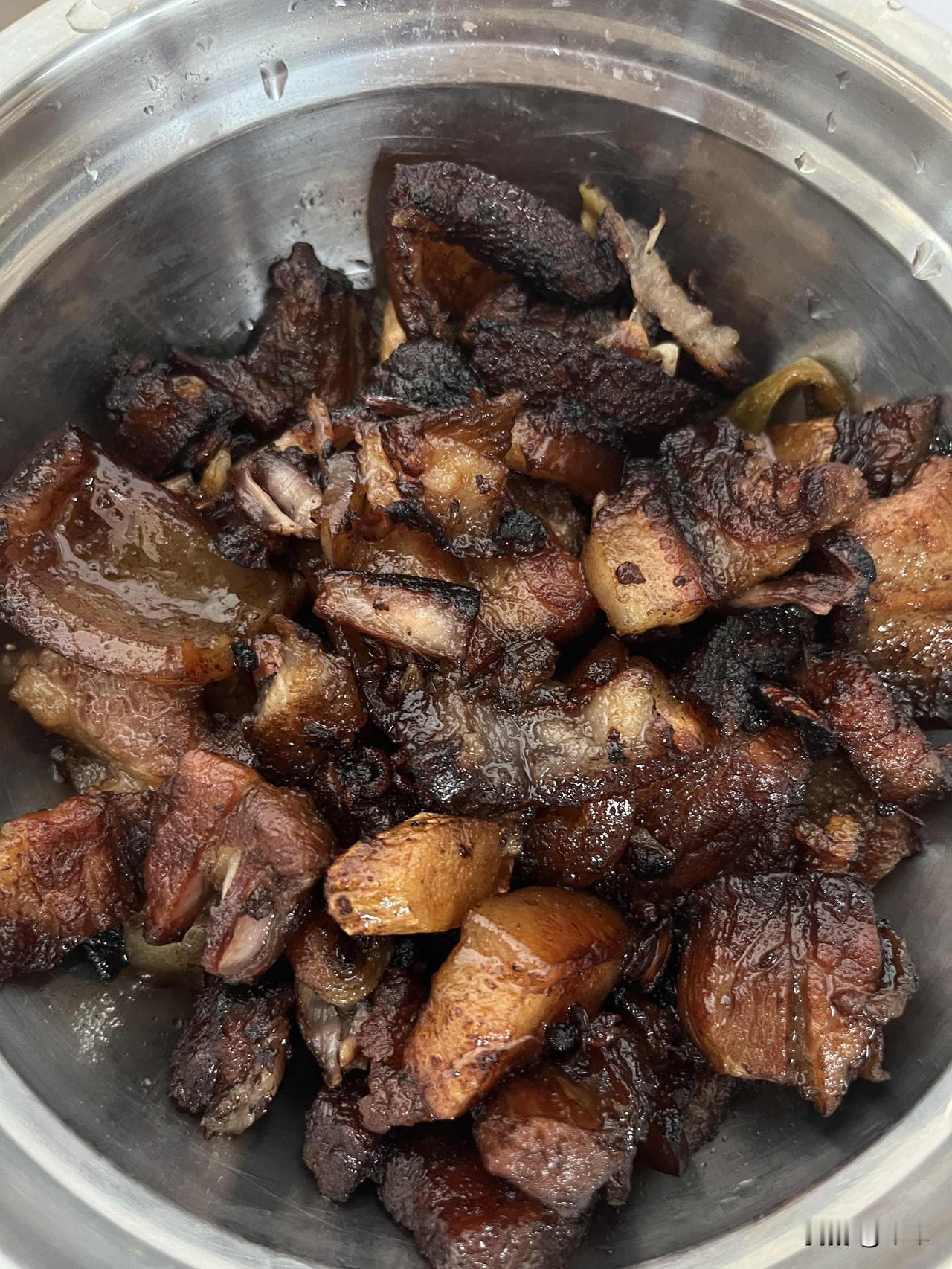 这怎么吃啊！

我这做饭的手艺越来越退步了！

老妈说吃炖肉，我赶紧安排，买了猪
