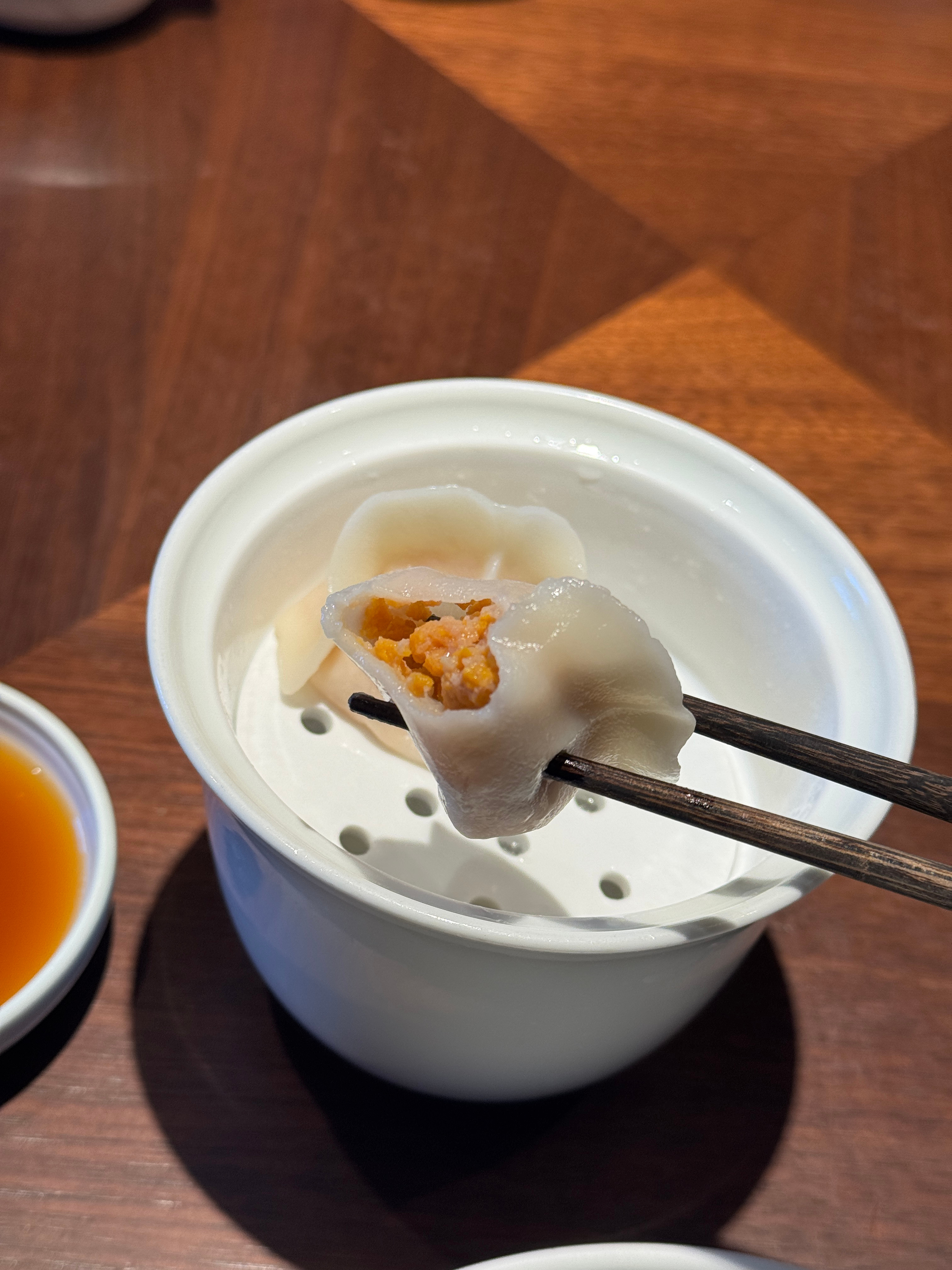 今天的晚餐有点早喜鼎的腐乳排骨回归了，还做了些改良，加了蘸料，感觉口感层次更丰富