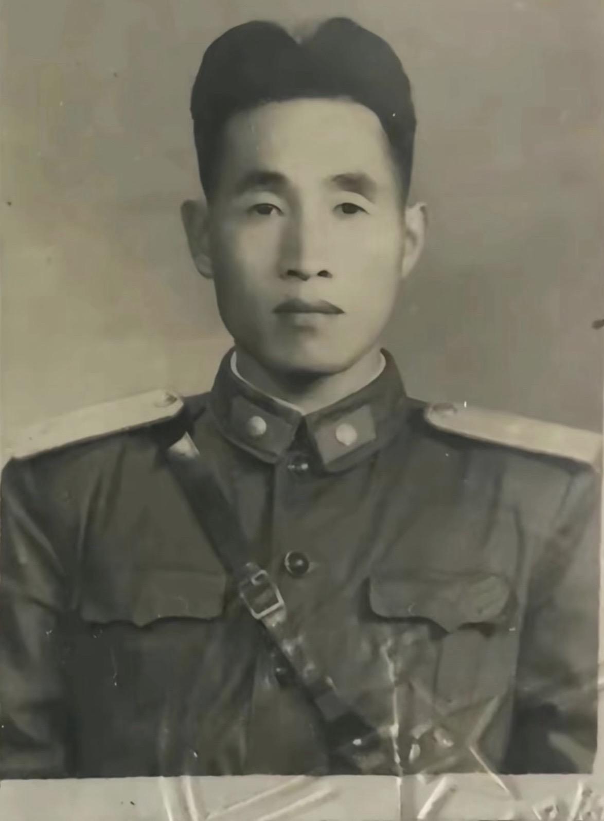 老狼原创；《冲破不了的三公里》被围困在孟良崮时，黄百韬，他更是倾尽全力救援张灵甫。那为何没能成功呢？当时黄百韬已杀进离孟良崮只有区区三公里了、眼见里应外合；我军将陷于巨大被动，叶飞一纵4个团的守军已经伤亡殆尽，眼看着阵地要失守，74师残余部队将被救出。这时候，4纵10师28团的一个营刚好路过，师领导立即拦下这个营，将其投入战斗。这个营就像最后一根稻草，把黄百韬最后进攻击退，黄百韬的救援功亏一篑华野一纵张灵甫