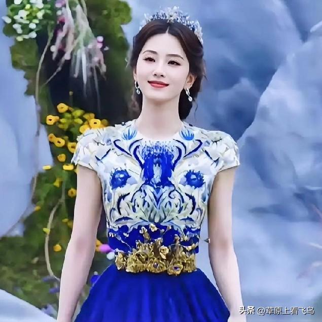 大家发现没？
刘诗诗有个过人之处，
那就是，她颜值虽然不算顶级的，但是她的腰是真