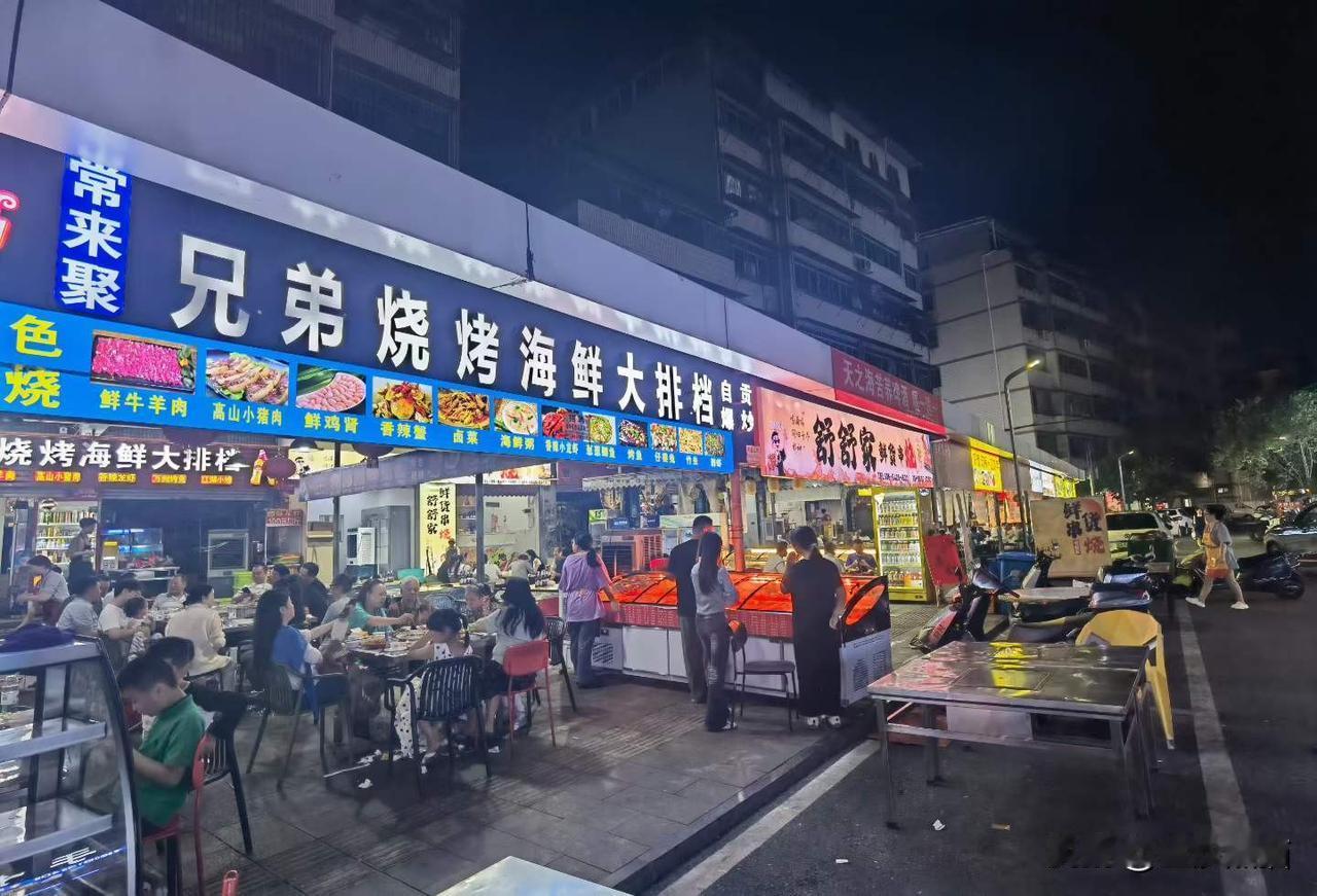 每次到攀枝花必打卡的烧烤一条街。
图文原创：成都椒哥
夏日生活打卡季
