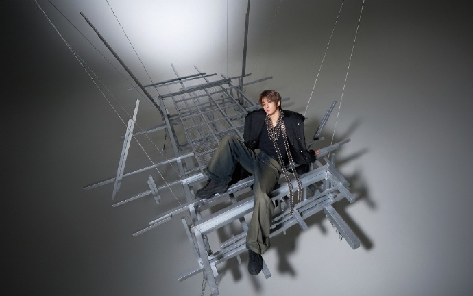 刘耀文新歌《SAUCE》花絮照来啦，黑色墨镜+银珠项链,“机器人男友风”你get