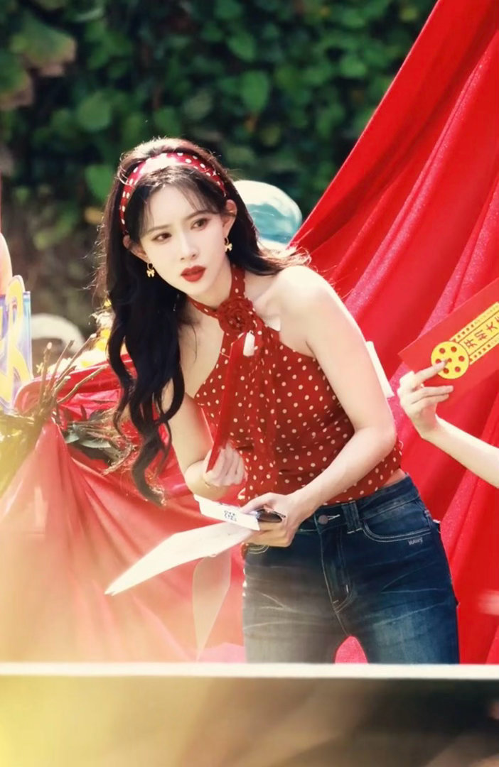 孟子义上班偷穿米妮的衣服奔跑吧 孟子义海口路透造型太可了！红色波点➕发带，真人版