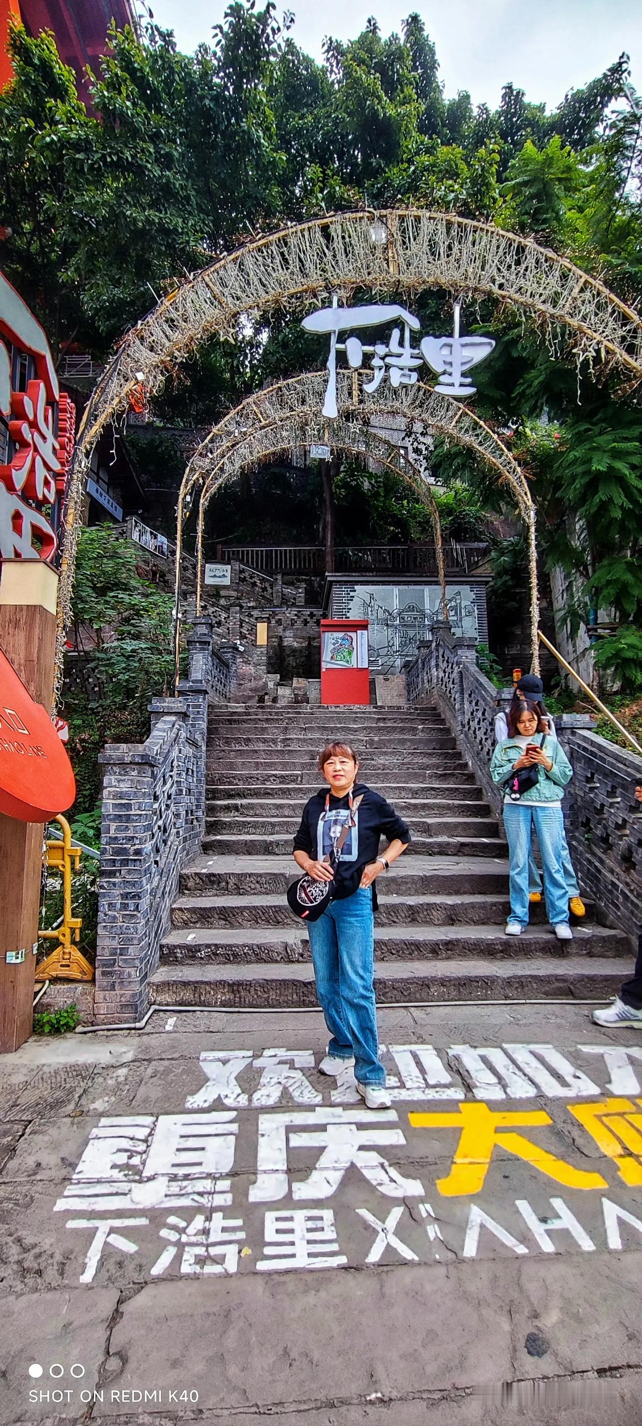 大家早上好！
岁月2768
《寻》重庆下浩里
青砖黛瓦吊脚楼，
巴渝风情古韵藏。