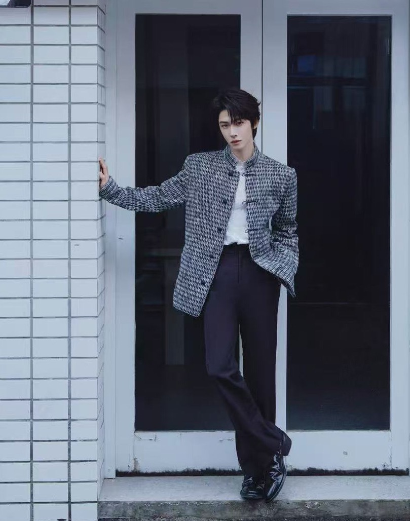 刘宇 ｜刘宇穿新中式出发巴黎  刘宇身着夏姿陈26早春系列，新中式风格翩翩公子。