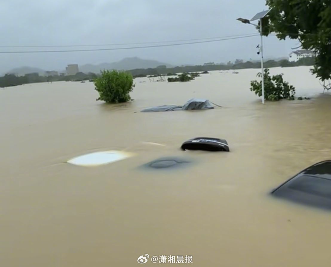 【#广东葵潭洪水敬老院门口积水深半米#】#葵潭洪水敬老院40多名老人已转移#7月
