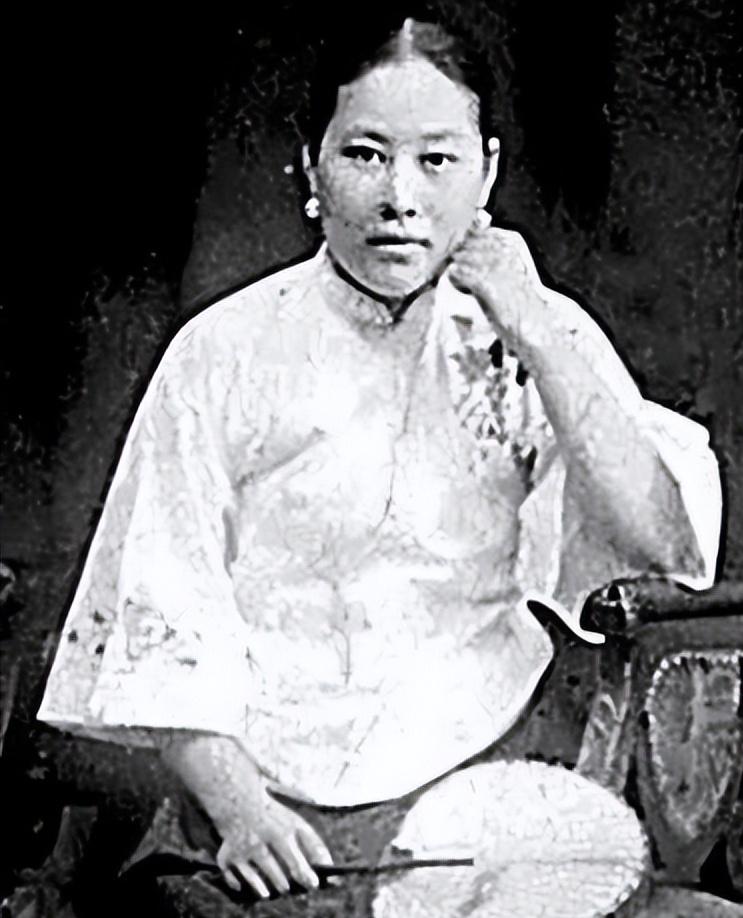 莫言说：“永远不要对欺负你的人心软。哪怕后来他们低头、认错、装可怜，也别回头，别