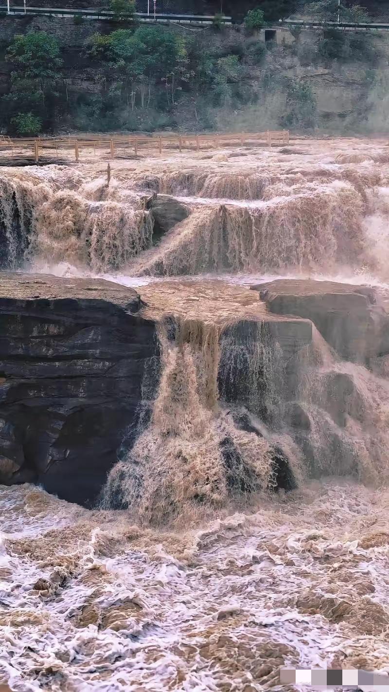 壶口瀑布这事儿真是绝了。
 
之前在公路边修高墙防偷窥，被大家骂得把墙拆了。这下