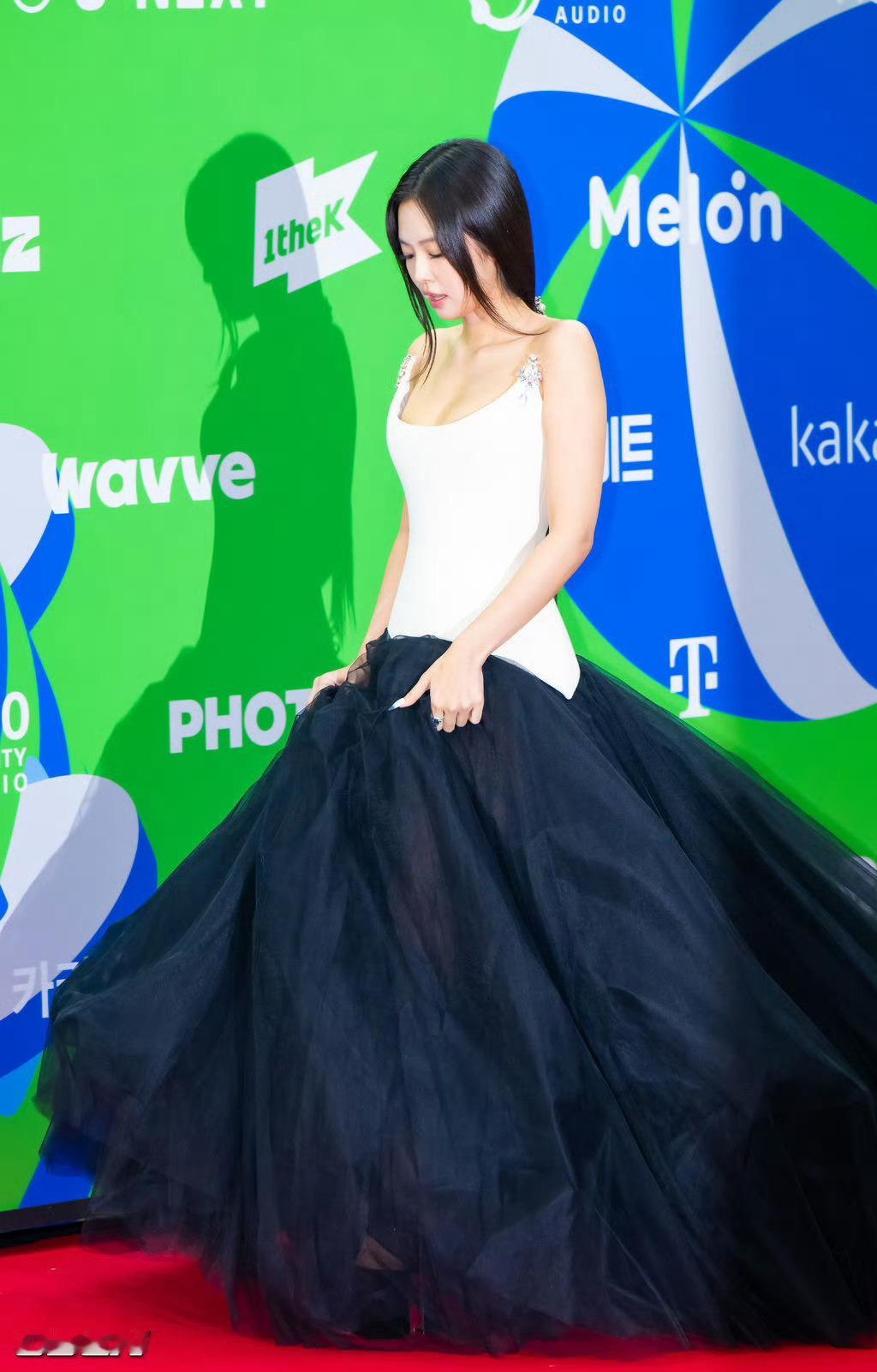 JENNIE × MMA颁奖礼红毯造型新闻图 📸in Georges Hobe