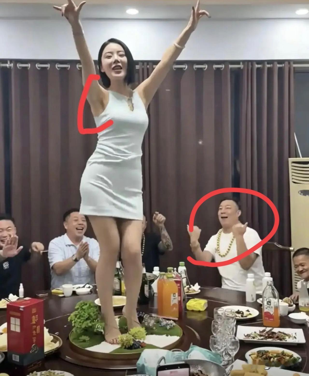 这次出圈了
踩着残羹剩饭博眼球，到底是谁丢了体面？
看到那个叫刘娇娇的踩在残羹冷