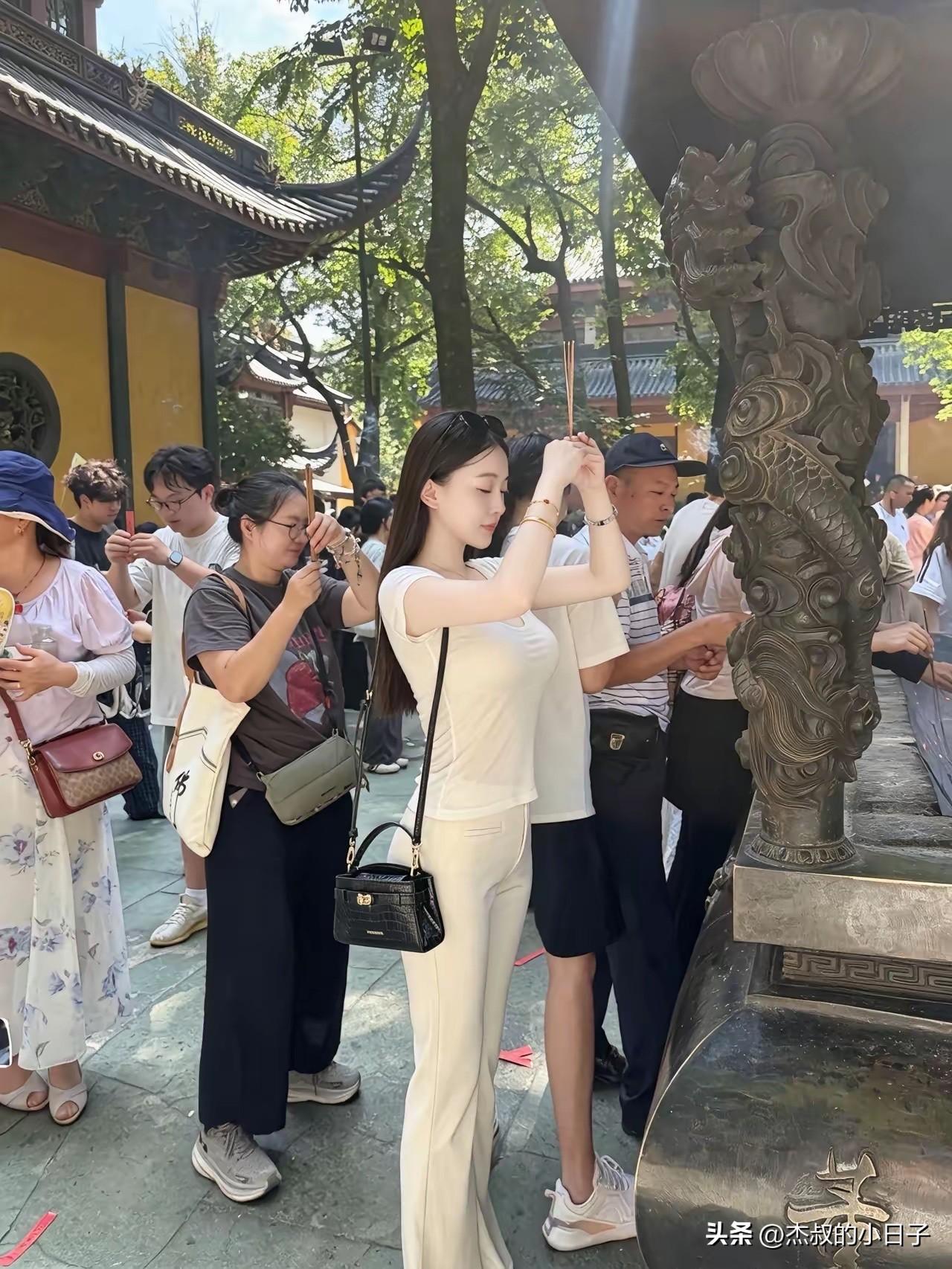 你猜：她求的啥？

她缺啥？