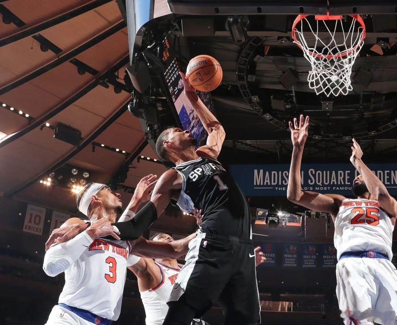 NBA综述｜马刺险胜尼克斯大比分1-2！6月9日，NBA季后赛今天迎来总决赛G3