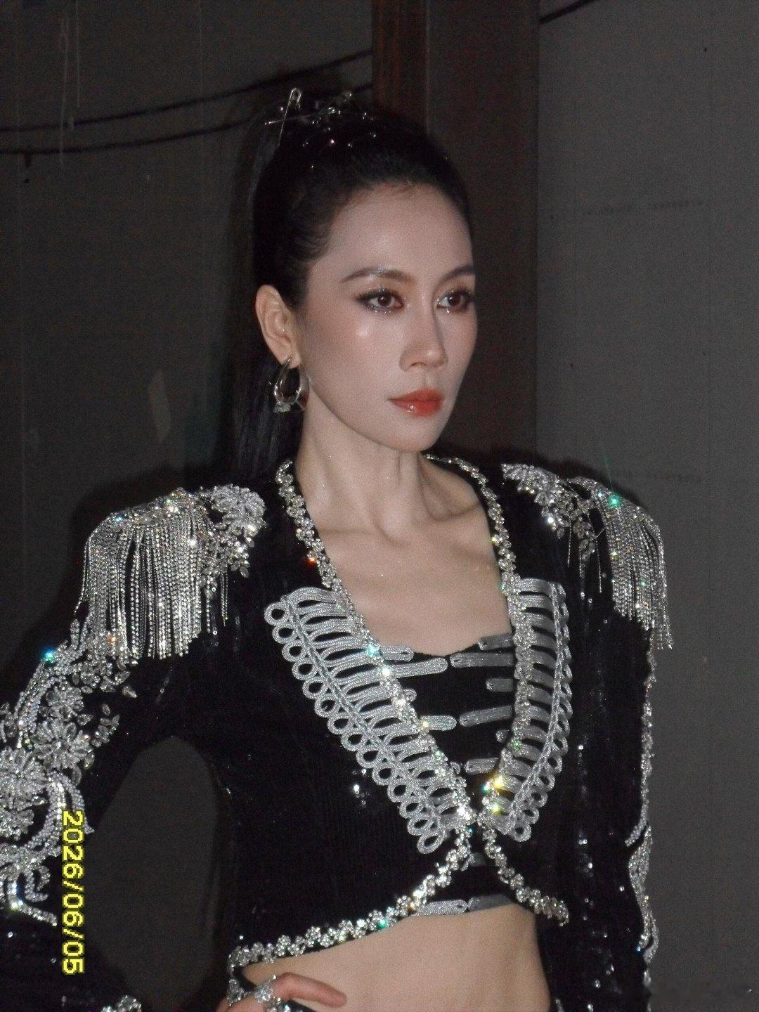 温峥嵘热度断层领跑温峥嵘演疯批都带优雅的，又吓人又好看，内娱恶女天花板没跑了 