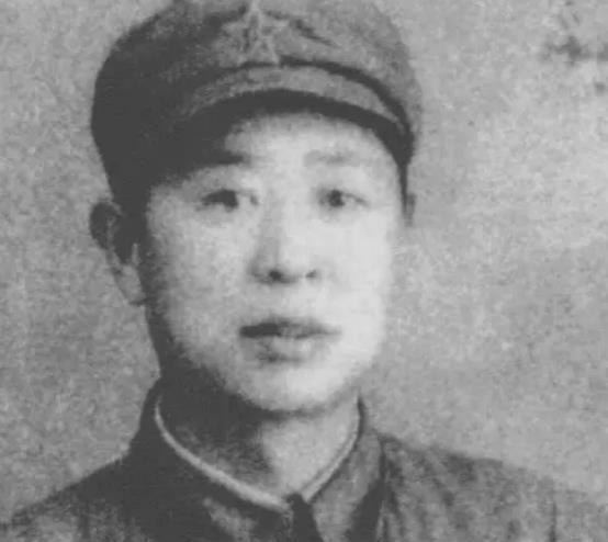 1944年初，一名革命干部突然叛变，消息传回浙东根据地，部队首长总觉得事有蹊跷，