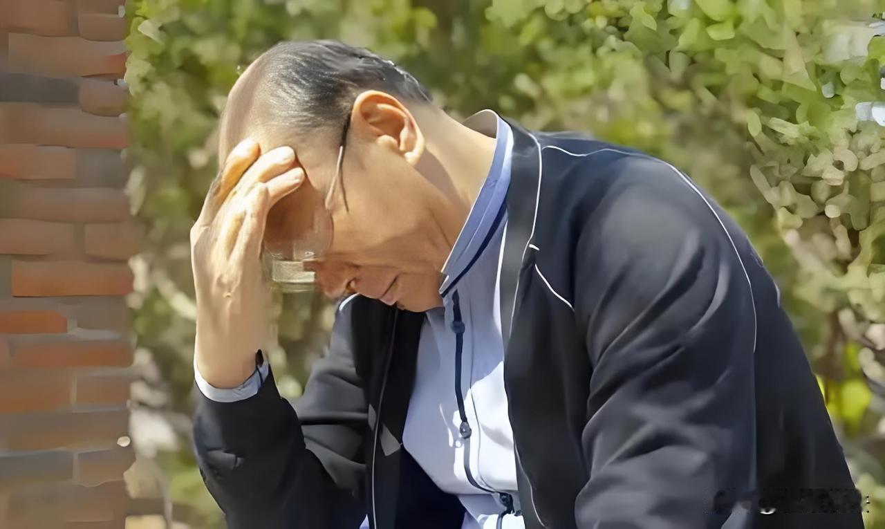 “毫无诚信！”深圳，男子买了一份养老保险，保单写着：60岁按月领取50万。他坚持