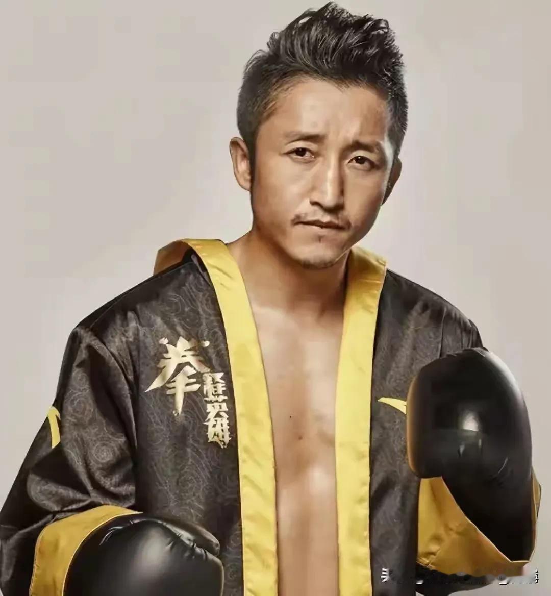 若问谁是这个世界上最听媳妇话的男人，那非邹市明莫付了！
45岁高龄的邹市明近日宣