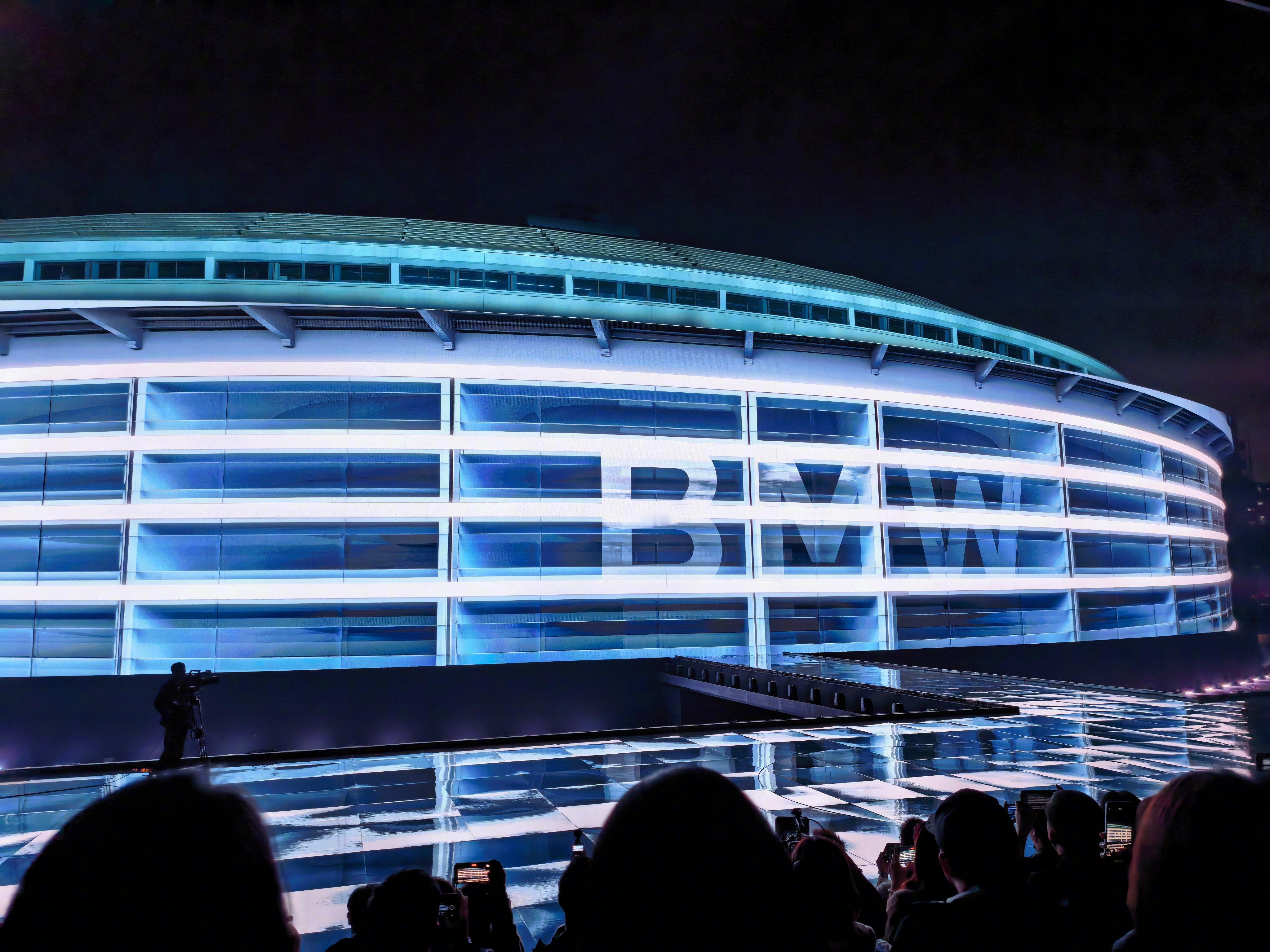 好多年没来工体了，今天宝马发大量新车，工体北门这舞美牛逼啊。 