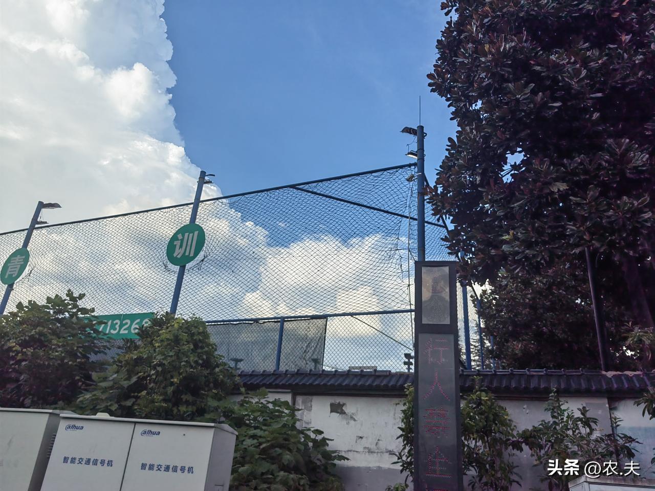 云是天气晴雨情况的表征，也是天空中一种随时、随地都有变化的动态的特殊风景。