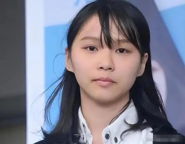 这个长得眉清目秀，活泼可爱的女孩本来可以拥有自己美好的未来，她不仅长得好看，还是