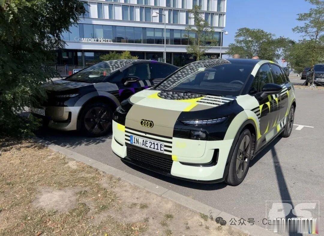 奥迪 A2 e-tron 的路测车带伪装被发现，好像又开始流行这种门把手了…… 