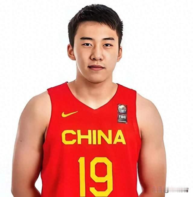 别再让胡金秋硬扛五号位！男篮该给王俊杰四号位各就其位才是正解