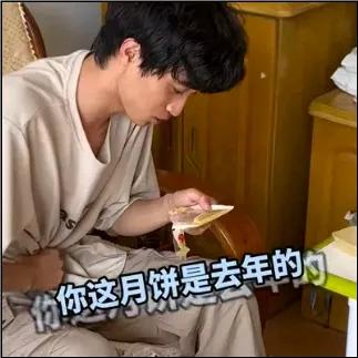 笑着笑着就哭了！”河北廊坊，孙子中秋i回老家看奶奶，奶奶拿出月饼给他吃，孙子吃完